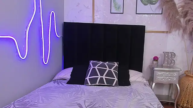 Snapshot of DaisySnugs1 chatting on September 10, 2025, 12:37 pm DaisySnugs1 online show from September 10, 2025, 12:37 pm