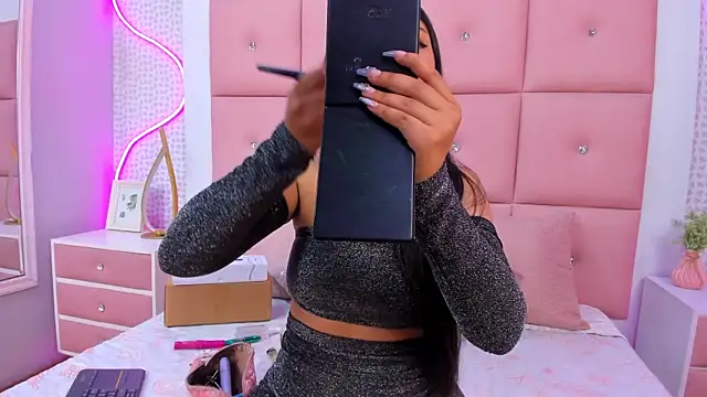 Snapshot of DaisySnugs1 chatting on November 1, 2025, 12:32 pm DaisySnugs1 online show from November 1, 2025, 12:32 pm