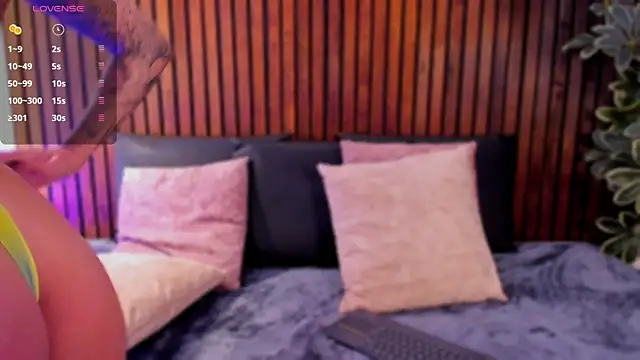 SharonLyn  online show from April 16, 2026, 9:39 pm