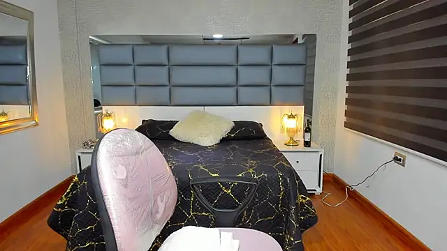 Lucia jane online show from November 27, 2025, 7:25 pm