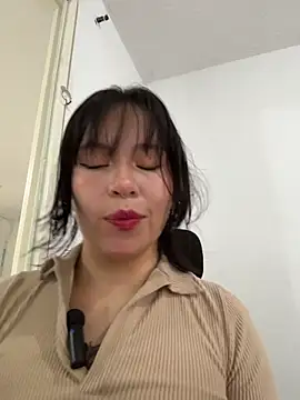 aliciia 23 online show from November 6, 2025, 9:08 pm