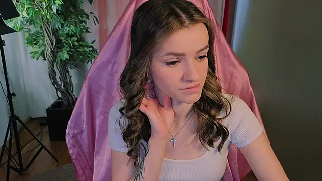 E l i z e  online show from April 7, 2026, 5:20 am