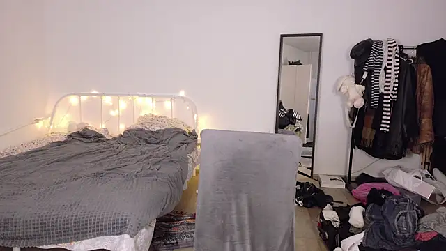 KikiMoor online show from April 15, 2026, 10:21 am