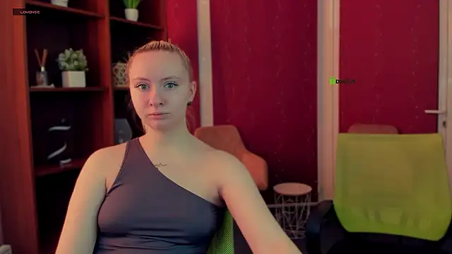 Snapshot of mila_glow1 chatting on February 3, 2026, 12:32 pm mila glow1 online show from February 3, 2026, 12:32 pm