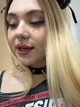 LunaMillie online show from October 12, 2025, 1:34 pm