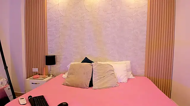 NaomyCollins   online show from November 1, 2025, 2:00 pm