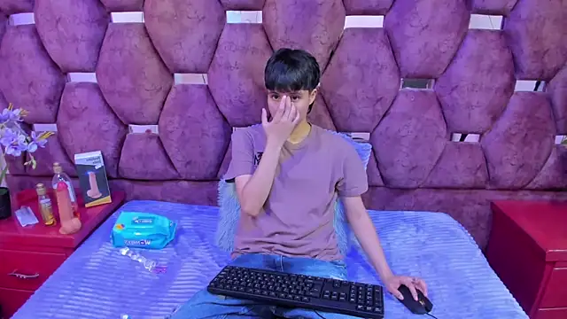 Snapshot of Bruno_Cruzz chatting on October 22, 2025, 2:22 am Bruno Cruzz online show from October 22, 2025, 2:22 am