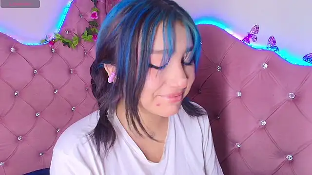 sophiievv online show from April 17, 2026, 7:38 pm