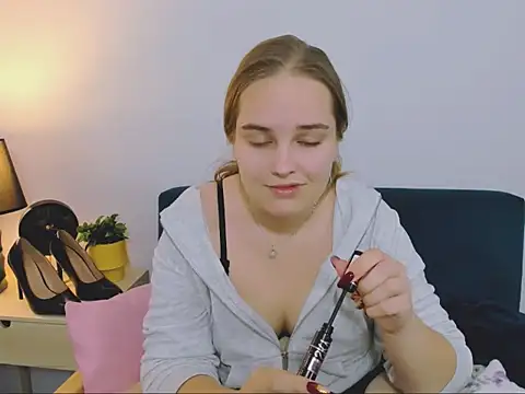 AliceCrazy69 online show from November 28, 2025, 1:11 pm