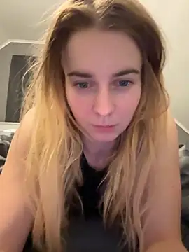 ellieen online show from November 3, 2025, 10:24 pm