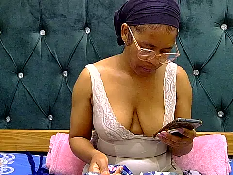 Snapshot of SnowRiderXX chatting on September 29, 2025, 6:46 pm SnowRiderXX online show from September 29, 2025, 6:46 pm