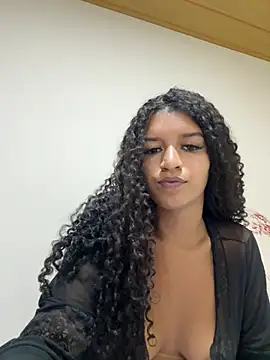 Snapshot of larajuli chatting on February 17, 2026, 9:34 pm larajuli online show from February 17, 2026, 9:34 pm