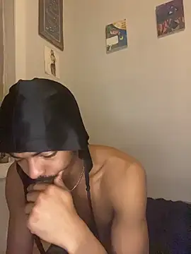 TRILLAHUNG online show from November 18, 2025, 3:43 am