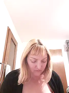 LiluLiluLilu online show from September 27, 2025, 9:21 pm