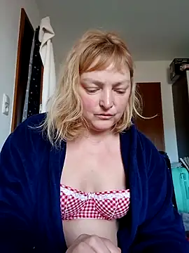 LiluLiluLilu online show from April 11, 2026, 12:09 pm