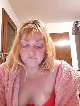 LiluLiluLilu online show from October 18, 2025, 7:49 pm