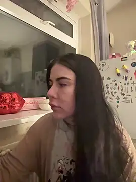 valentinalamont online show from September 9, 2025, 3:27 am