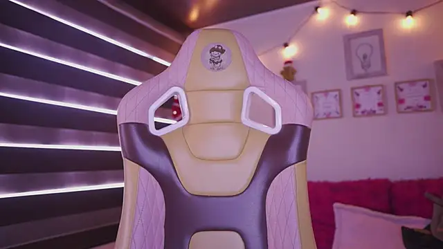 Rebecah 1 online show from December 17, 2025, 1:27 pm