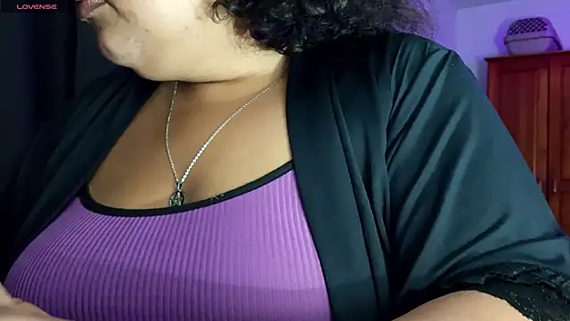 Snapshot of xlatinastar chatting on June 1, 2026, 10:53 pm xlatinastar online show from June 1, 2026, 10:53 pm