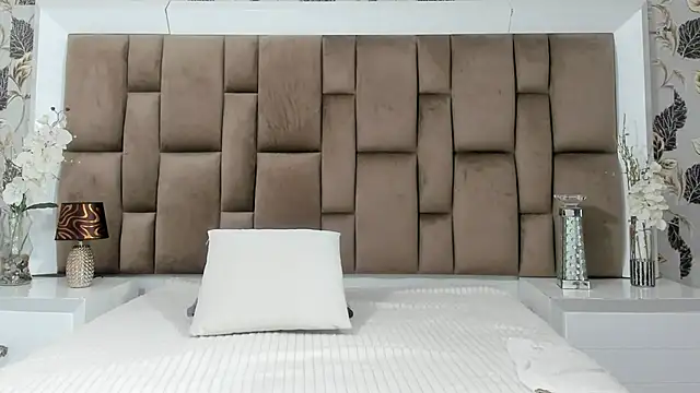 LizaMintelli online show from September 22, 2025, 12:44 pm