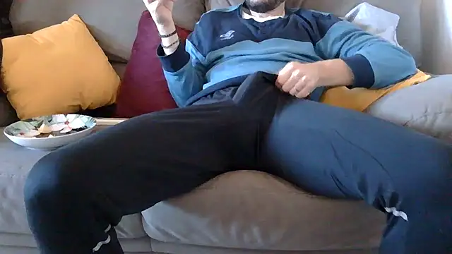 Amicisegreti online show from November 28, 2025, 7:30 am