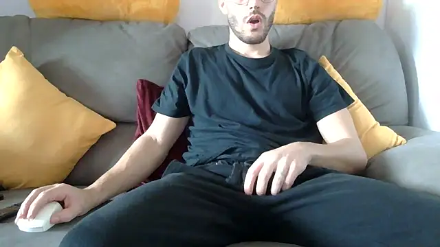 Amicisegreti online show from December 18, 2025, 11:47 am