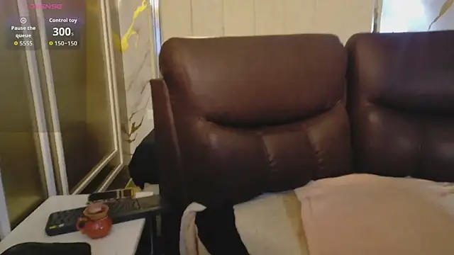 Olivia11  online show from April 17, 2026, 1:14 pm