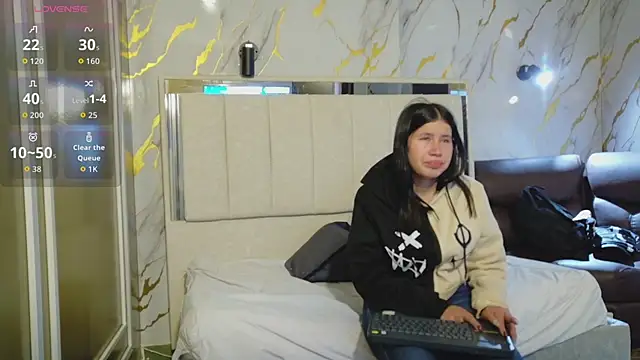 Olivia11  online show from May 19, 2026, 12:34 pm