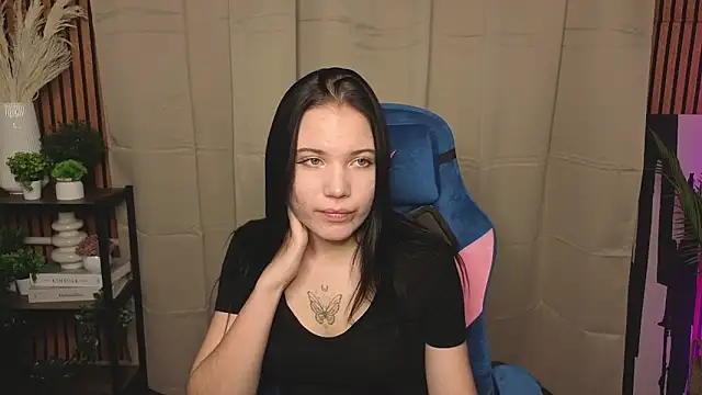 LauraHale online show from November 7, 2025, 11:59 am