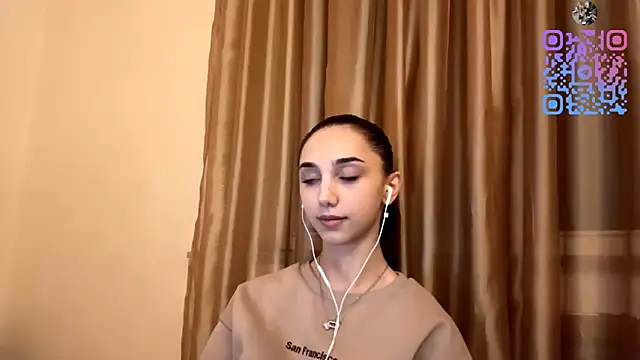 Snapshot of LinaMour chatting on October 17, 2025, 10:11 pm LinaMour online show from October 17, 2025, 10:11 pm