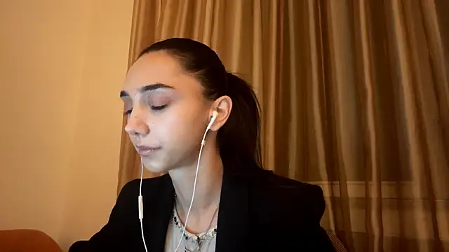 Snapshot of LinaMour chatting on September 24, 2025, 10:16 pm LinaMour online show from September 24, 2025, 10:16 pm