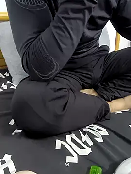 yazinyazin1 online show from November 27, 2025, 1:28 am