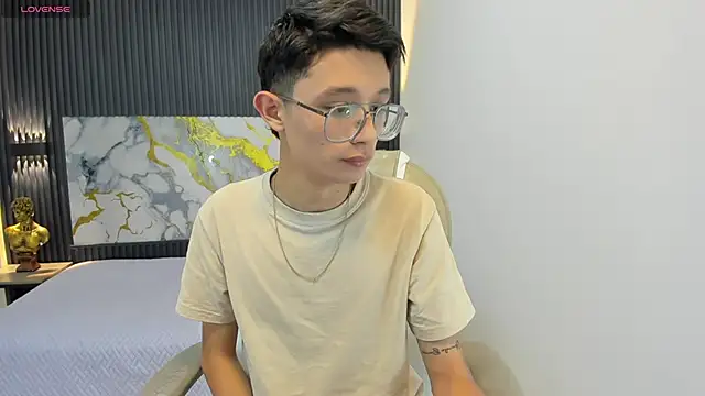 Snapshot of SantiagoRusso18 chatting on September 14, 2025, 1:11 pm SantiagoRusso18 online show from September 14, 2025, 1:11 pm