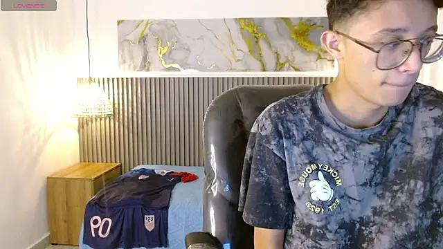 SantiagoRusso18 online show from February 4, 2026, 12:33 pm