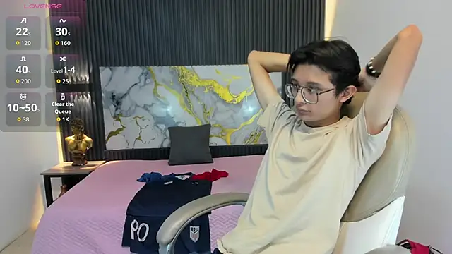 SantiagoRusso18 online show from November 14, 2025, 12:09 pm