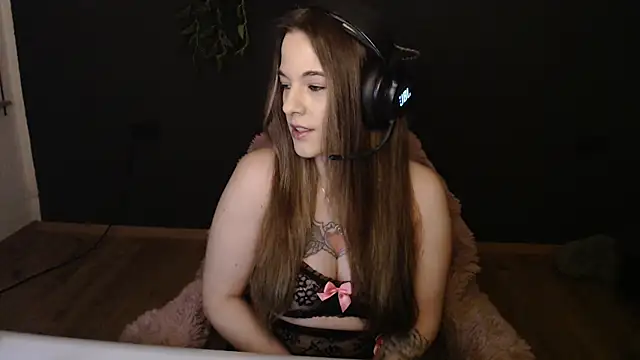 Luna Lynn online show from December 16, 2025, 4:55 pm