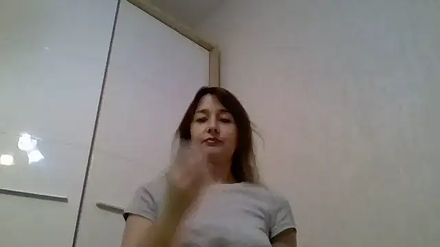Avenique online show from October 8, 2025, 3:57 pm