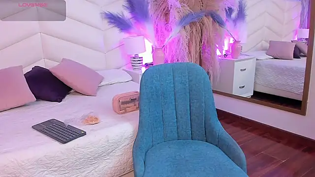 Nina Ford  online show from April 9, 2026, 12:11 pm