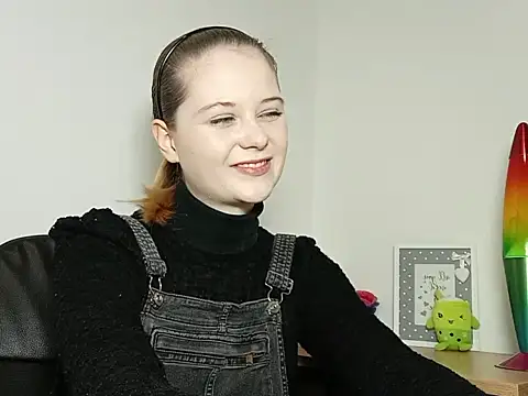 Snapshot of LydiaYoung chatting on October 16, 2025, 6:16 pm LydiaYoung online show from October 16, 2025, 6:16 pm