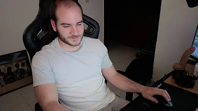 Snapshot of Paul00474 chatting on September 24, 2025, 3:57 am Paul00474 online show from September 24, 2025, 3:57 am