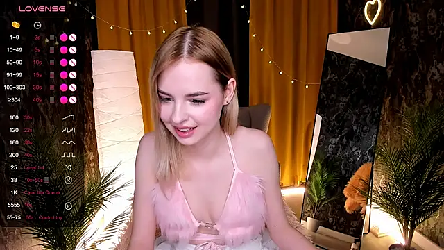 Snapshot of LillianShine chatting on April 25, 2026, 7:55 am LillianShine online show from April 25, 2026, 7:55 am