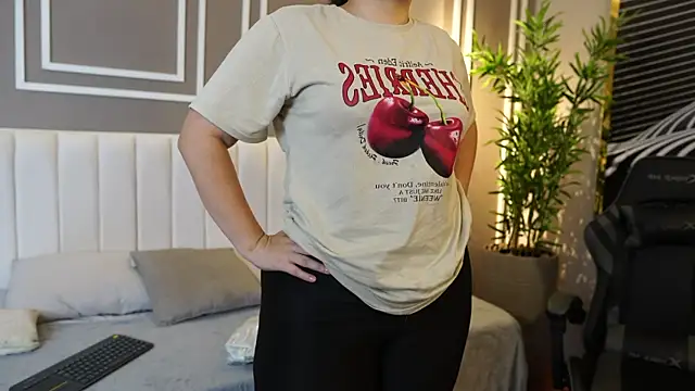 Tayler Kim online show from November 11, 2025, 6:25 pm