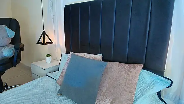 Snapshot of IvyBelle_ chatting on December 18, 2025, 12:53 pm IvyBelle online show from December 18, 2025, 12:53 pm