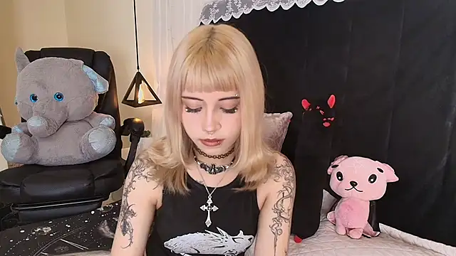 Snapshot of IvyBelle_ chatting on April 27, 2026, 11:41 am IvyBelle online show from April 27, 2026, 11:41 am