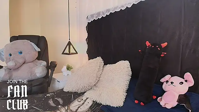 Snapshot of IvyBelle_ chatting on May 20, 2026, 11:18 am IvyBelle online show from May 20, 2026, 11:18 am