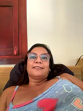 Snapshot of YadiraOrozco chatting on October 22, 2025, 8:41 pm YadiraOrozco online show from October 22, 2025, 8:41 pm