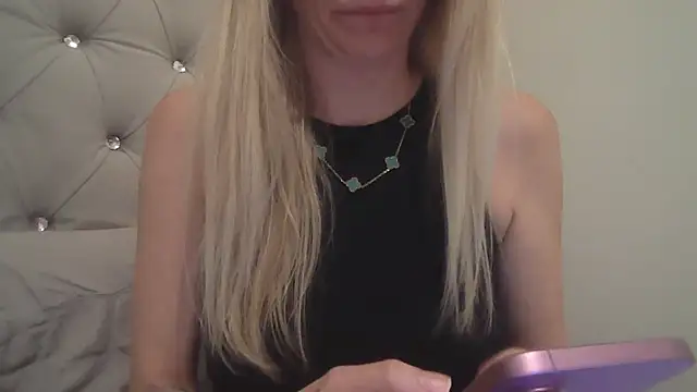 Snapshot of flirty_babe_x chatting on October 18, 2025, 10:45 pm flirty babe x online show from October 18, 2025, 10:45 pm