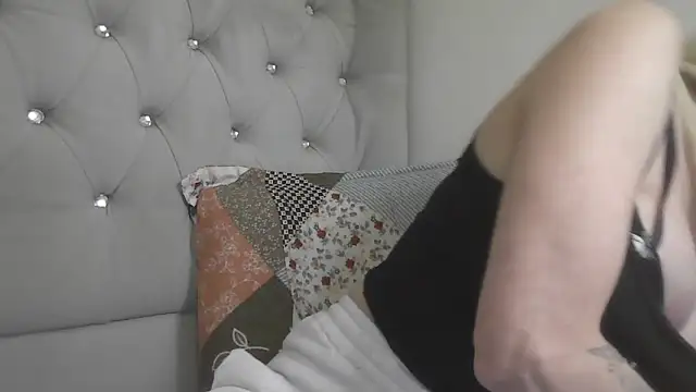 flirty babe x online show from April 22, 2026, 7:20 pm