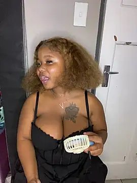 Snapshot of JuicyMellow21 chatting on February 11, 2026, 10:31 pm JuicyMellow21 online show from February 11, 2026, 10:31 pm