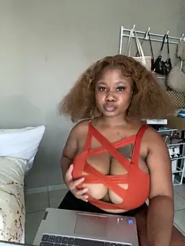 Snapshot of JuicyMellow21 chatting on February 10, 2026, 4:39 pm JuicyMellow21 online show from February 10, 2026, 4:39 pm